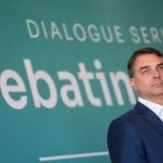 Flávio Bolsonaro mente sobre urnas a diplomatas e revive cena que tornou o pai inelegível
