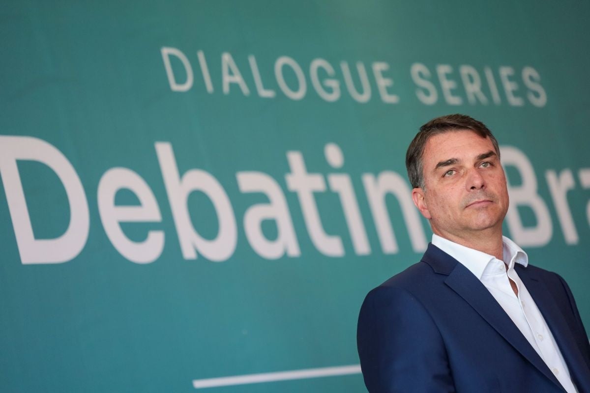 Ao mentir sobre urnas diante de diplomatas, Flávio reacende debate que tornou Bolsonaro inelegível