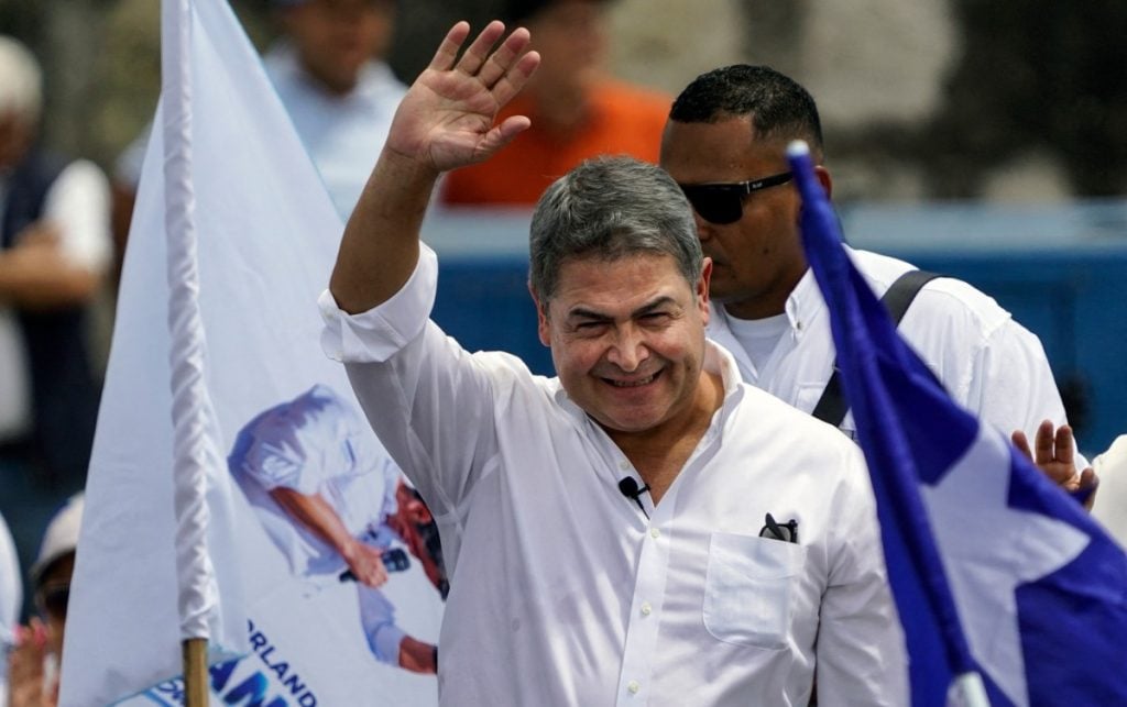 Ex-presidente volta a Honduras graças a indulto de Trump