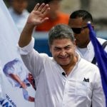 Ex-presidente volta a Honduras graças a indulto de Trump