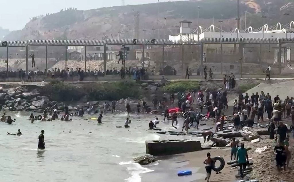 Espanha manda Exército a Ceuta após entrada em massa de migrantes vindos do Marrocos