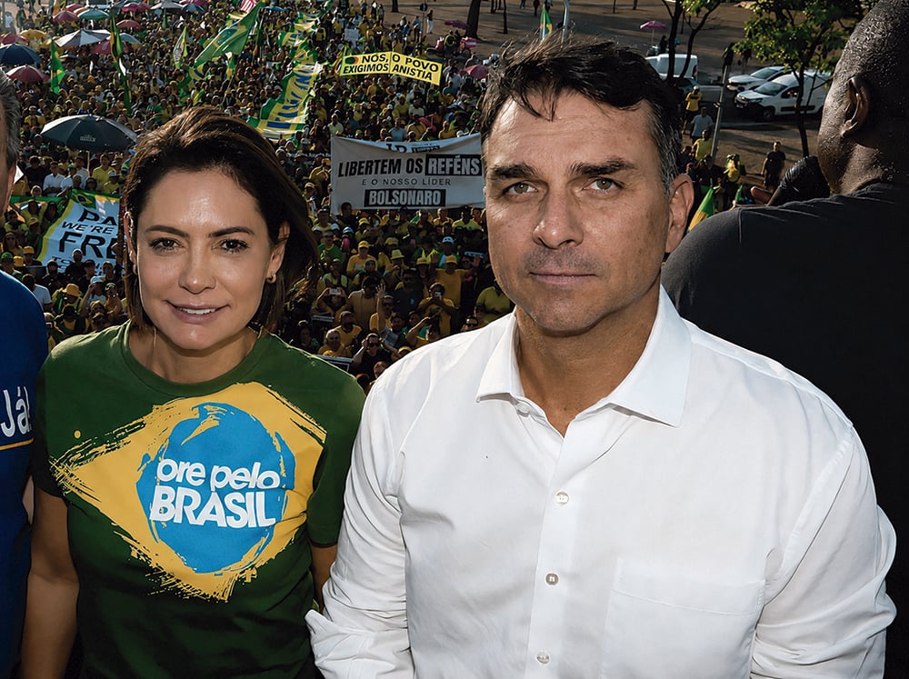 ‘Esperando o tempo que ela achar suficiente’, diz Flávio Bolsonaro em meio a crise com Michelle