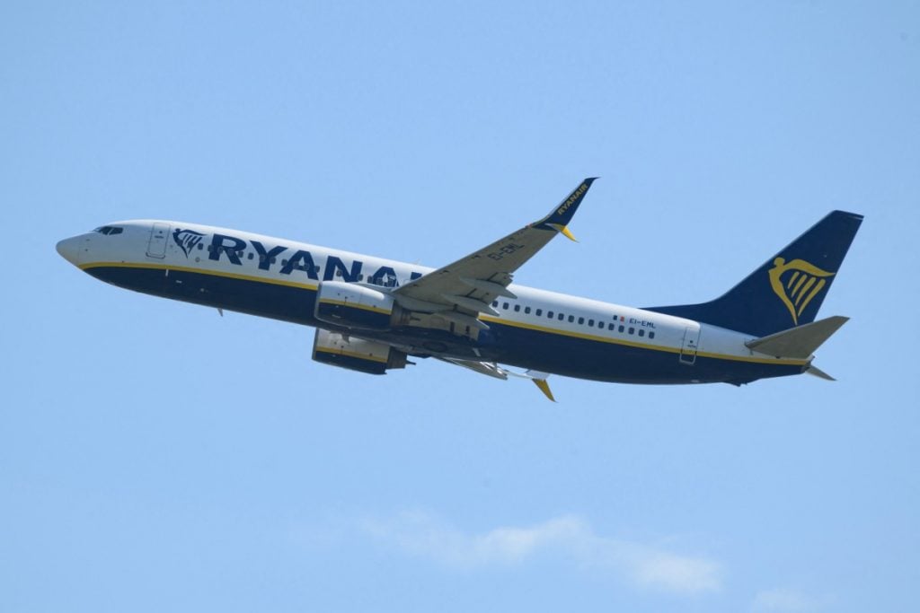 Passageiro quase é sugado para fora em voo da Ryanair