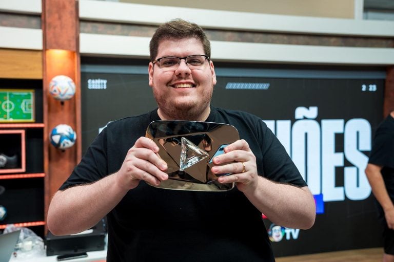 Casimiro Miguel com placa de 10 milhões de inscritos do YouTube (Foto: Reprodução / Redes Sociais)