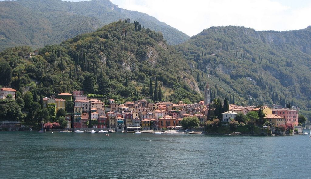 Vila italiana proíbe turistas de andarem sem camisa nas ruas