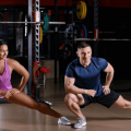 Alongamento antes ou depois da musculação? Veja quando fazer e o que muda no treino