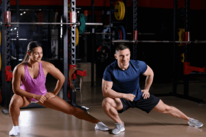 Alongamento antes ou depois da musculação? Veja quando fazer e o que muda no treino