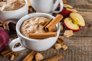 Bolo de caneca proteico: 3 receitas fáceis para o lanche da tarde