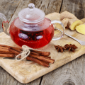 Para que serve o chá de hibisco? 3 receitas e os seus benefícios para a saúde