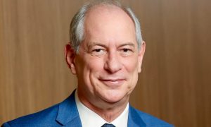 Pivô de crise no bolsonarismo, Ciro Gomes se diz 'honrado' com apoio do PL