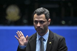 Republicanos mergulha em crise com Cleitinho e expõe o caos das alianças em Minas