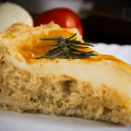 Torta proteica com frango cremoso: aprenda receita prática para o lanche da tarde