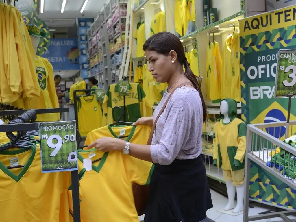 Veja o que fazer com a sobra do estoque de itens para Copa do Mundo