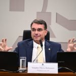 Mendonça determina remoção de vídeo com IA que liga Flávio Bolsonaro a Vorcaro