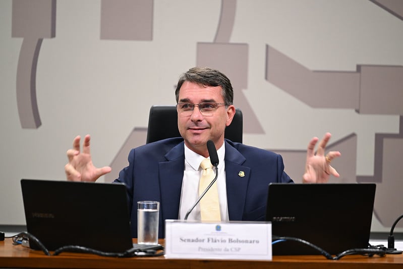Após agir pelo tarifaço, Flávio Bolsonaro culpa Lula por sobretaxa