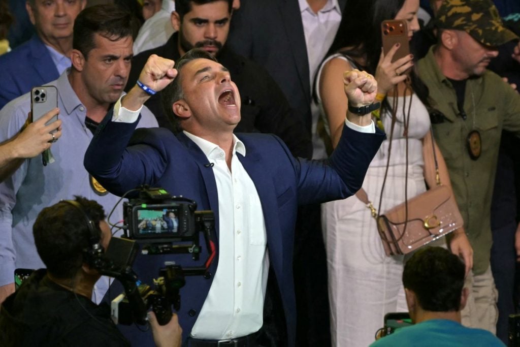 Flávio oficializa candidatura com defesa de Bolsonaro, ataques ao Judiciário e apelos por união da direita