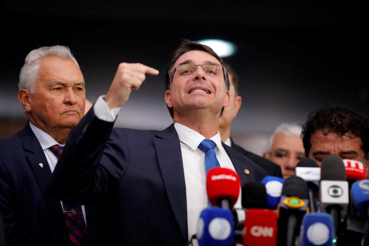 EUA debatem tarifaço contra Brasil; Flávio Bolsonaro e agro defendem medidas