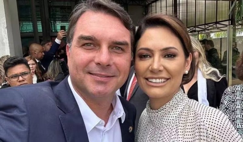 Michelle Bolsonaro sela paz com Flávio após pedido de desculpas: ‘Todos nós cometemos erros’