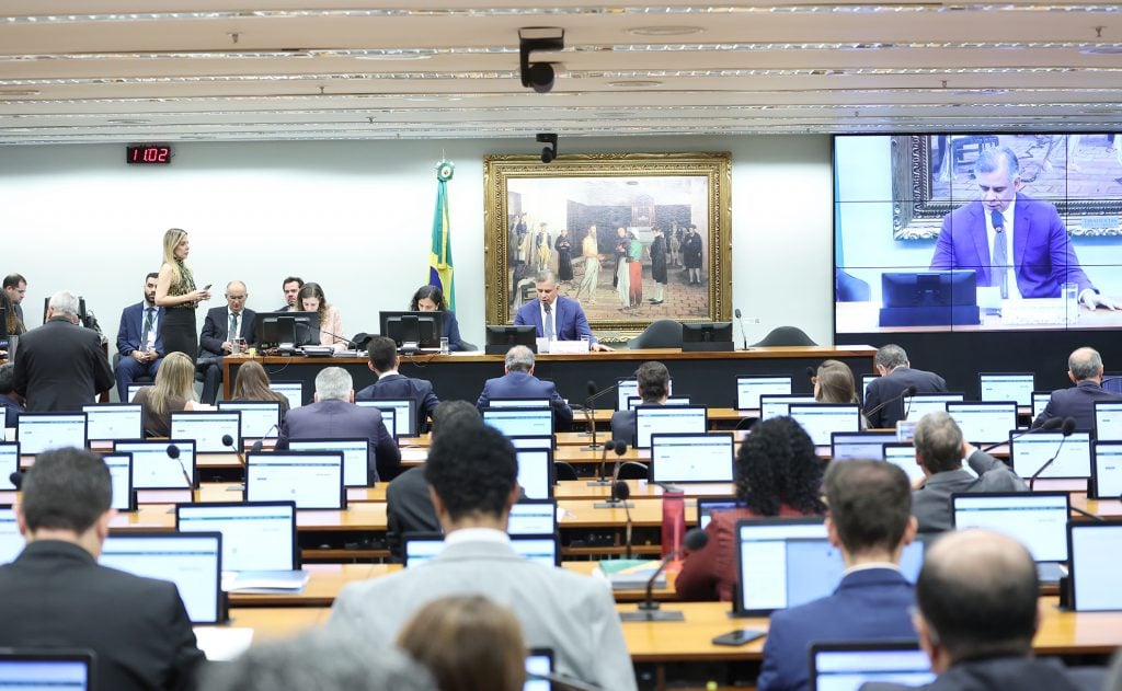 Projeto que proíbe aposentadoria compulsória de juiz como punição avança na Câmara