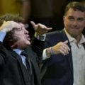 Em palanque de Flávio Bolsonaro, Milei chama Moraes de ‘lixo careca’