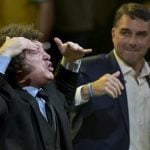 Em palanque de Flávio Bolsonaro, Milei chama Moraes de ‘lixo careca’
