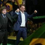 Quaest indica que apoio de Milei pode ser tóxico para Flávio Bolsonaro