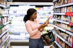 Você lê o rótulo? 5 segredos “escondidos” nos produtos que afetam seu intestino