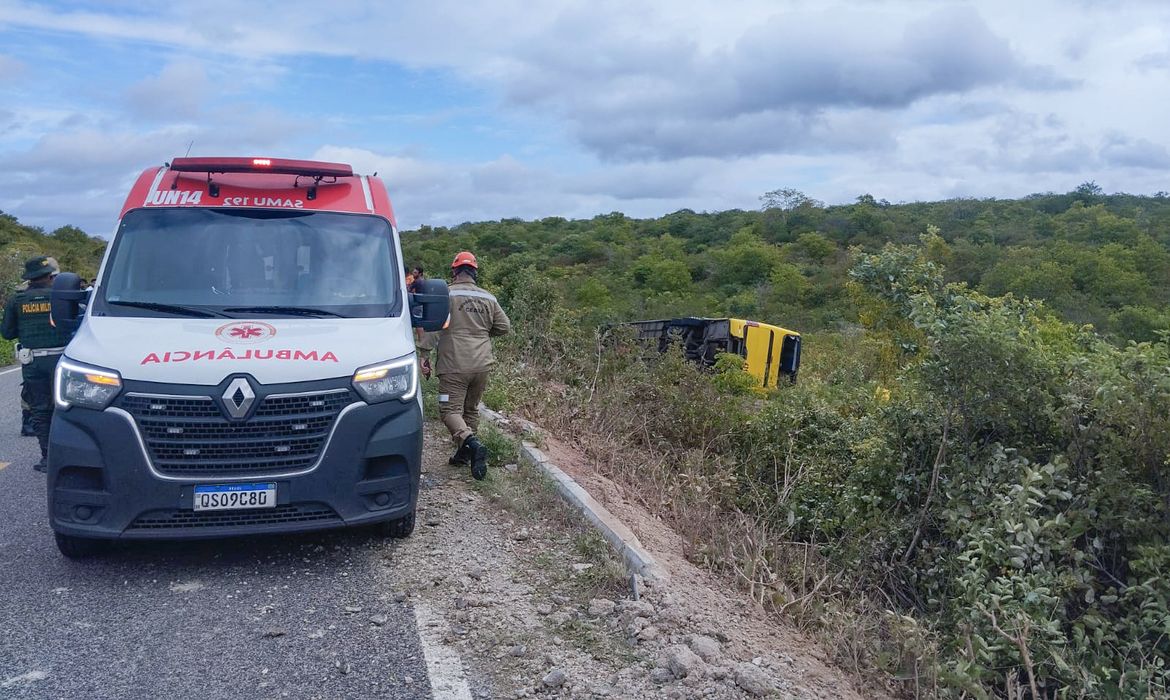 Ônibus com romeiros tomba no Ceará e provoca morte de duas pessoas – CartaCapital
