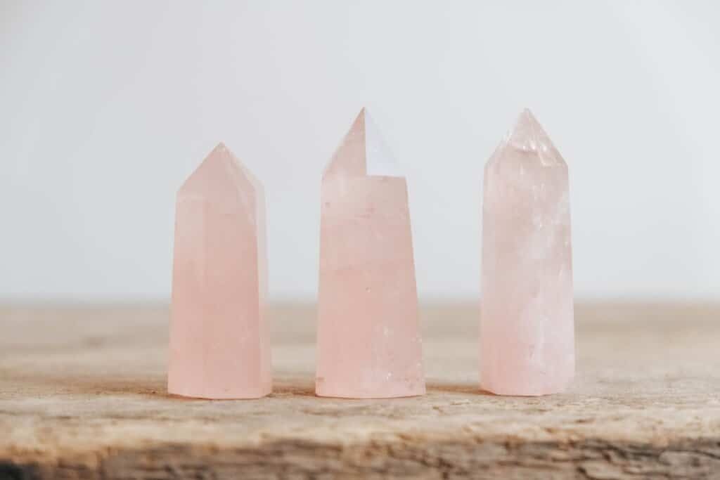 4 rituais com quartzo rosa para atrair amor