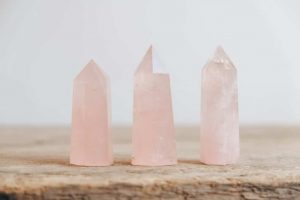 4 rituais com quartzo rosa para atrair amor