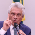 Após tarifaço e caso das urnas, Caiado muda estratégia e passa a mirar Flávio Bolsonaro