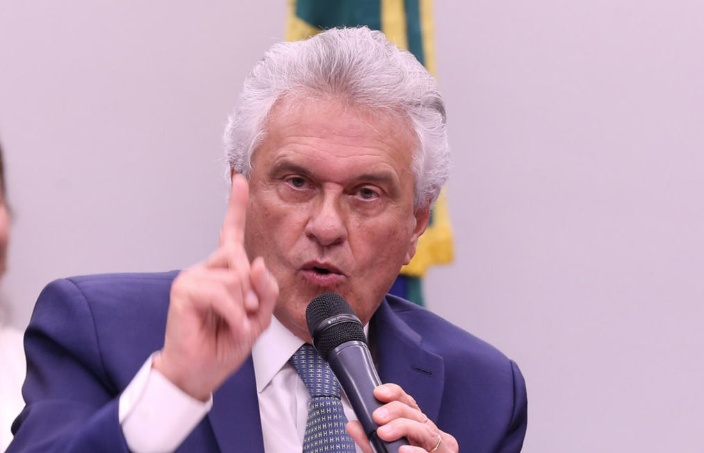 Após tarifaço e caso das urnas, Caiado muda estratégia e passa a mirar Flávio Bolsonaro