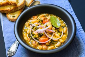 9 receitas de sopas leves para manter a dieta nos dias frios