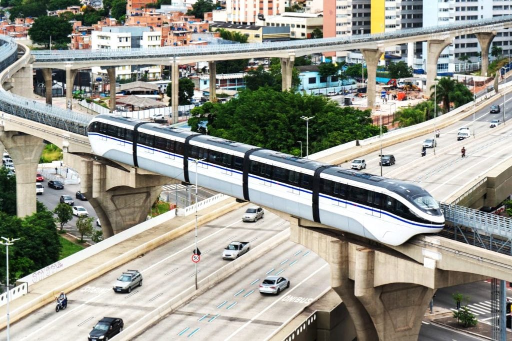 Aeroportos, transporte sobre trilhos e o turismo em São Paulo