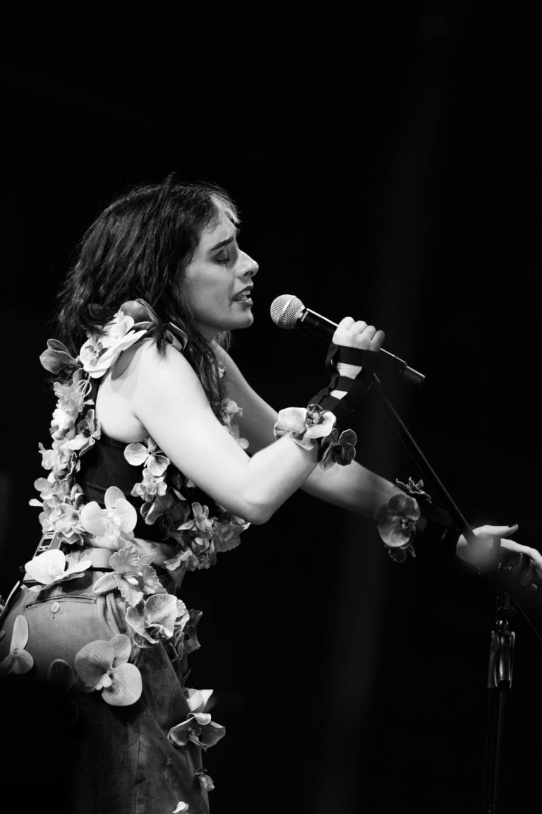 No lançamento paulistano do ótimo 'Até Cansar o Cansaço', a artista potiguar confirma sua força na música popular brasileira contemporânea. (Foto: Natalia Elmor)