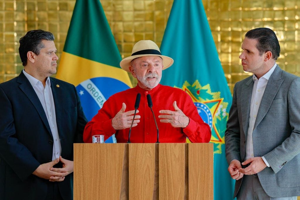 Após reunião com Lula, Alcolumbre promete votação da MP da taxa das blusinhas na próxima semana