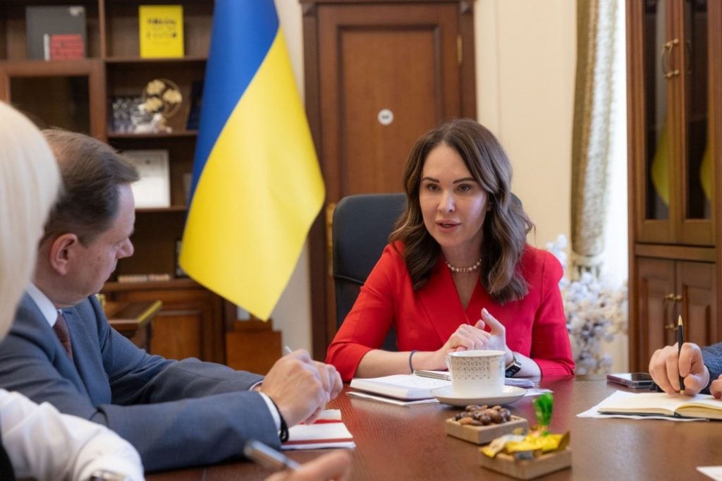 Zelensky demite funcionária da presidência da Ucrânia após operação anticorrupção