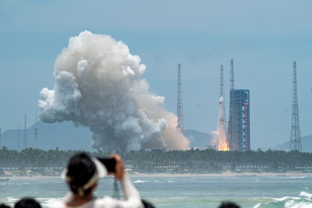 China anuncia adiamento de missão lunar