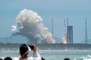 China anuncia adiamento de missão lunar