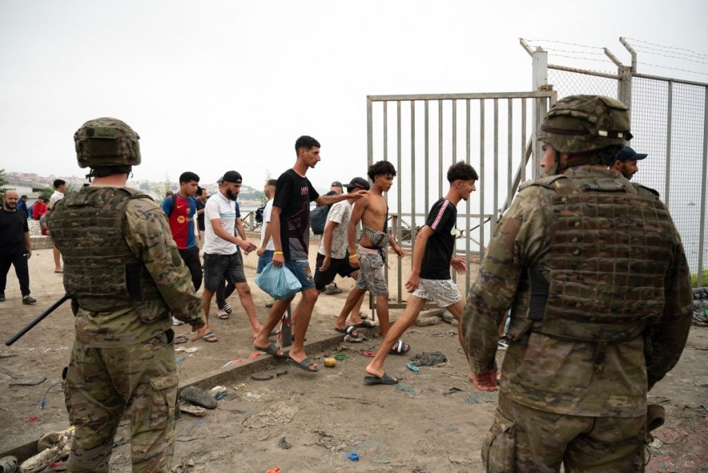 O que se sabe sobre a entrada de 60 mil migrantes no enclave espanhol de Ceuta