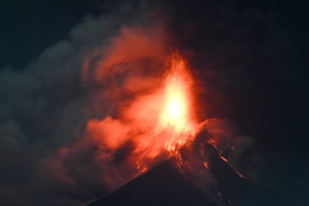 Guatemala declara alerta de perigo após erupção de vulcão