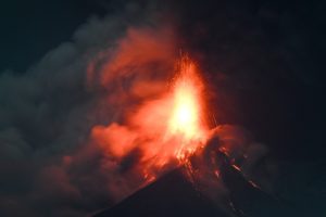 Guatemala declara alerta de perigo após erupção de vulcão