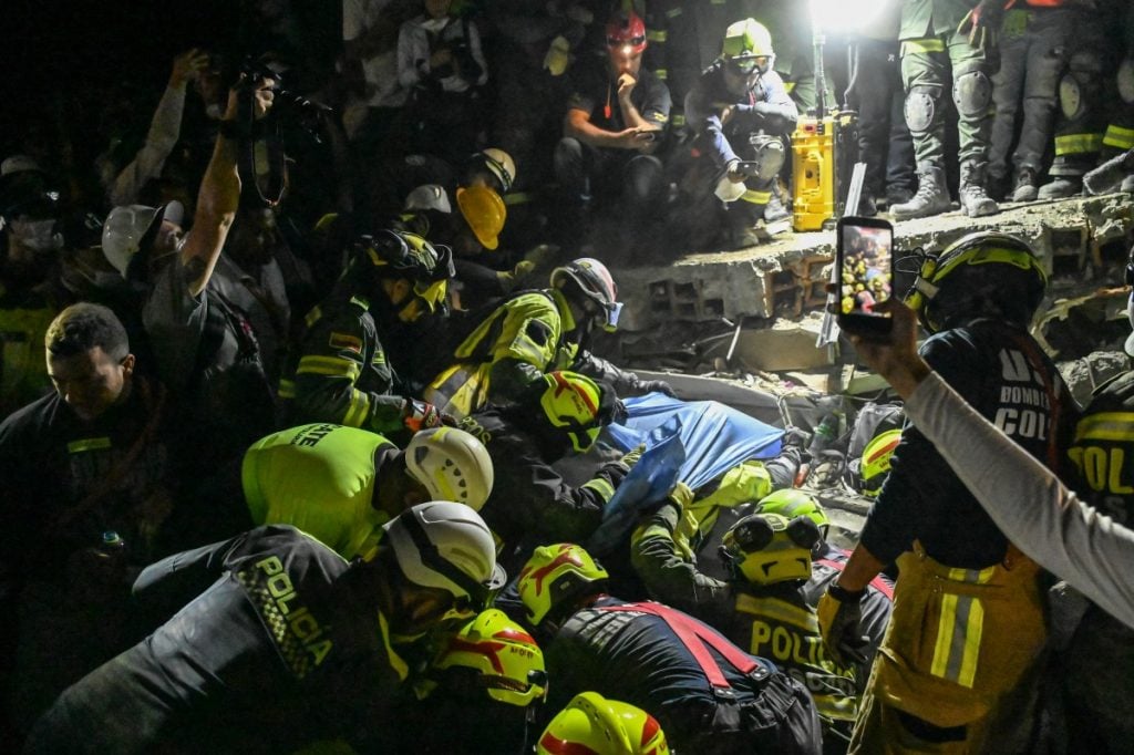 Mulher é resgatada sob escombros mais de 30 horas após o terremoto na Colômbia