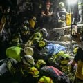 Mulher é resgatada sob escombros mais de 30 horas após o terremoto na Colômbia