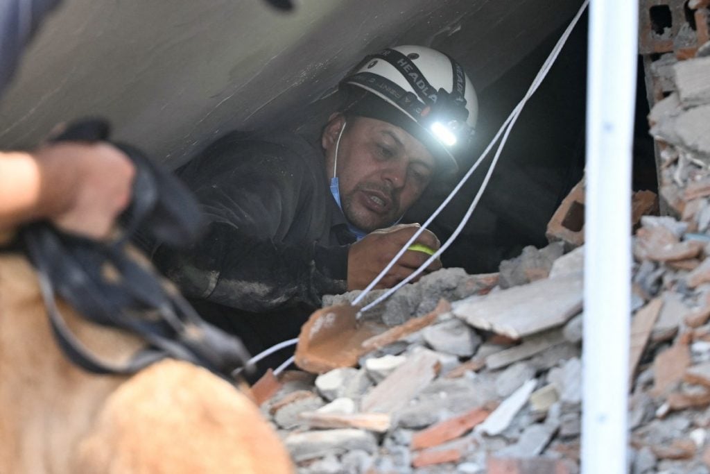 Com 281 mortes confirmadas após terremoto, busca por desaparecidos prossegue na Colômbia