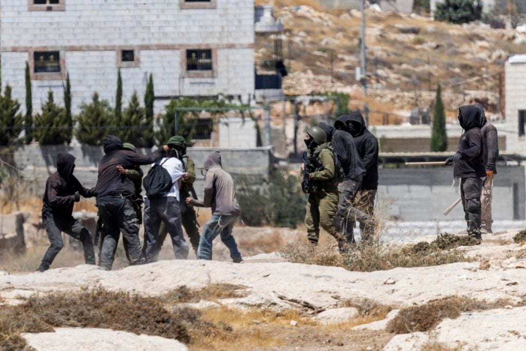 Colonos israelenses na Cisjordânia atacam jornalistas
