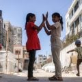 Crianças abrem mão de suas pipas em Gaza diante de ameaças israelenses