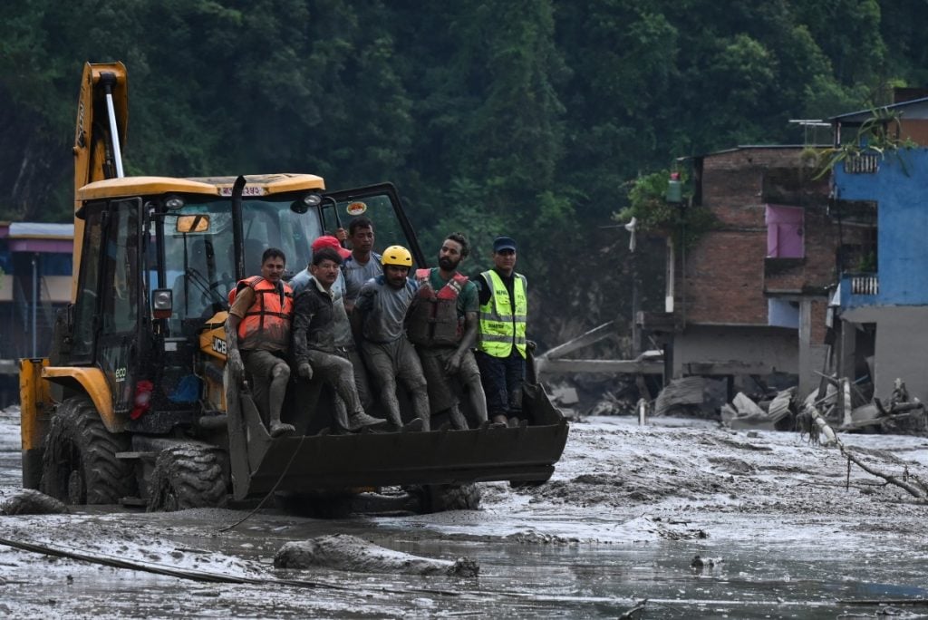 Avalanche de lama causa pelo menos 160 mortes entre o Nepal e o Tibete