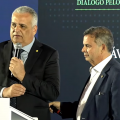 Vice de Flávio Bolsonaro se atrapalha em sabatina e é ‘salvo’ por coordenador da campanha; vídeo