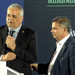 Vice de Flávio Bolsonaro se atrapalha em sabatina e é ‘salvo’ por coordenador da campanha; vídeo